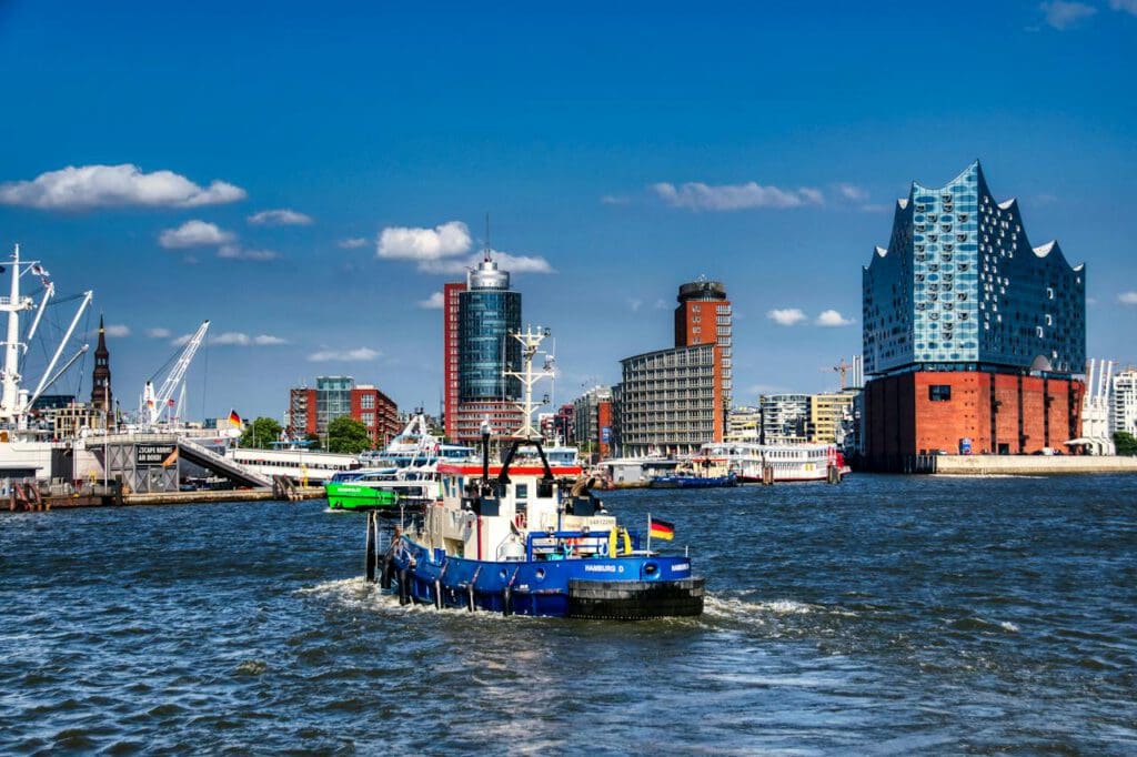 Hamburger Hafen mit Blick auf die Elphi - Photo by Paparazzi Ratzfatzzi: https://www.pexels.com/photo/a-boat-in-the-harbor-of-hamburg-germany-12887713/