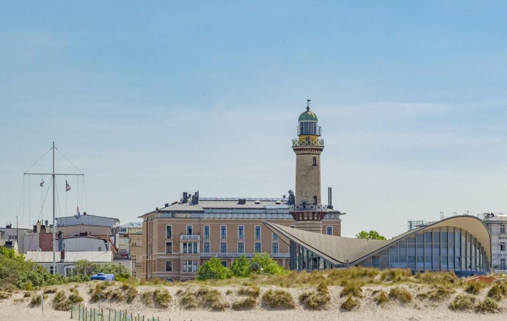Warnemünde Leuchtturm und Hotel - Bild von Thomas auf Pixabay