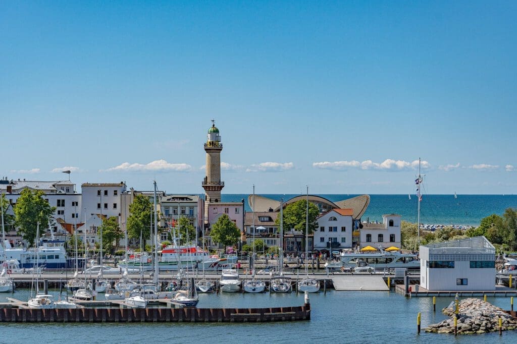 Warnemünde Hafenmündung und Leuchtturm - Bild von Thomas auf Pixabay
