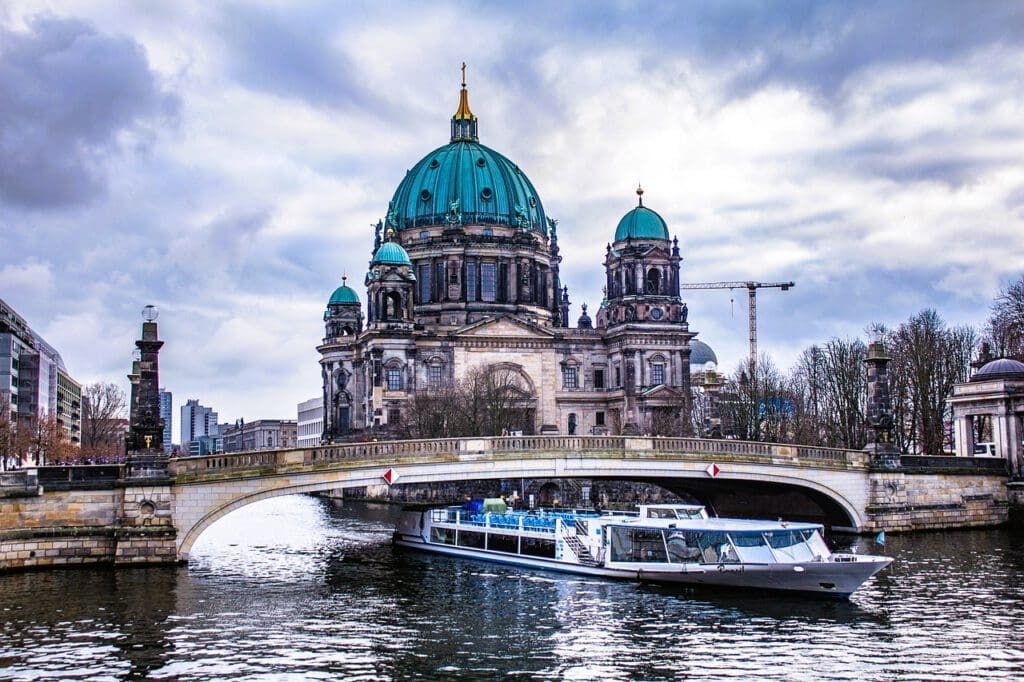 Berlin Brückenfahrt Dom - Bild von jiriposival0 auf Pixabay