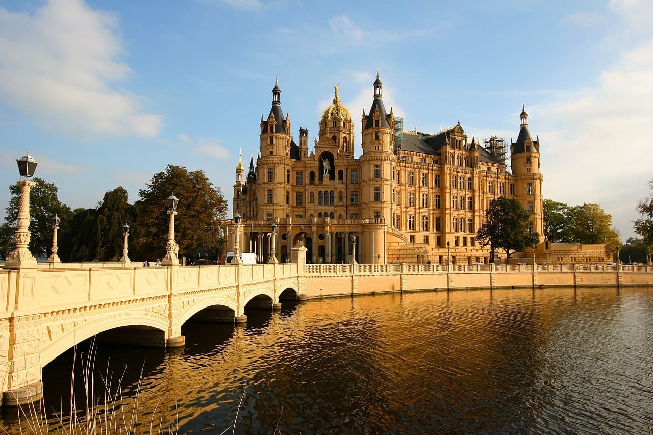 Schloss Schwerin mit Brücke - Quelle: Bild von Kalahari auf Pixabay