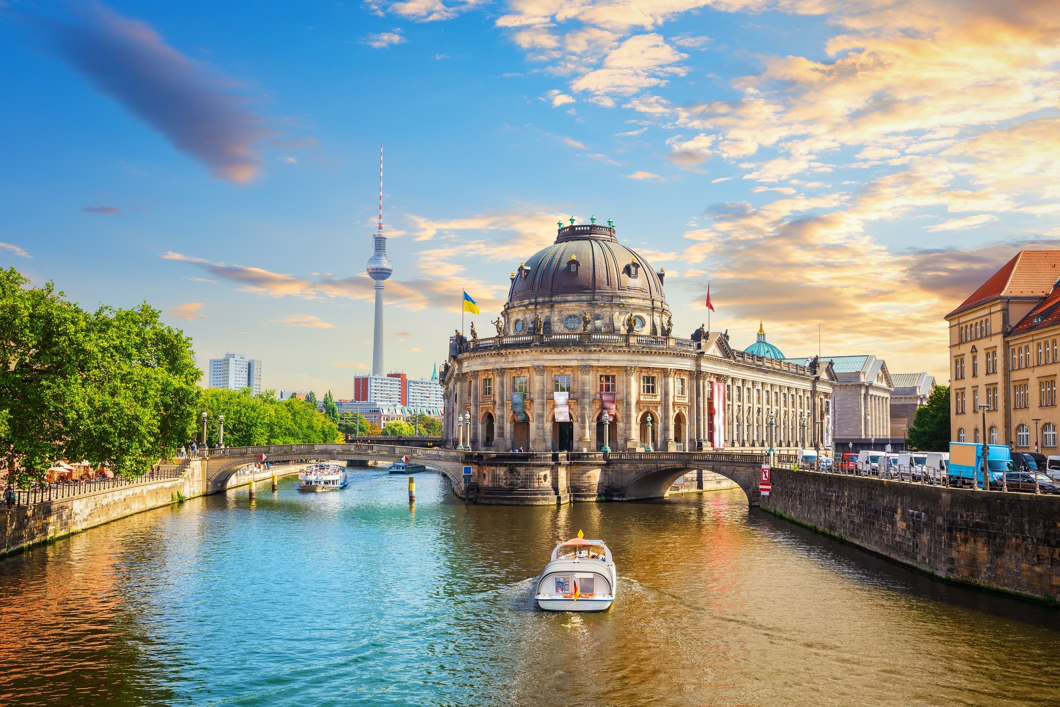 Museumsinsel und die Brücke über die Spree, wunderschönes Panorama von Berlin, Deutschland - Quelle: iStock Photo