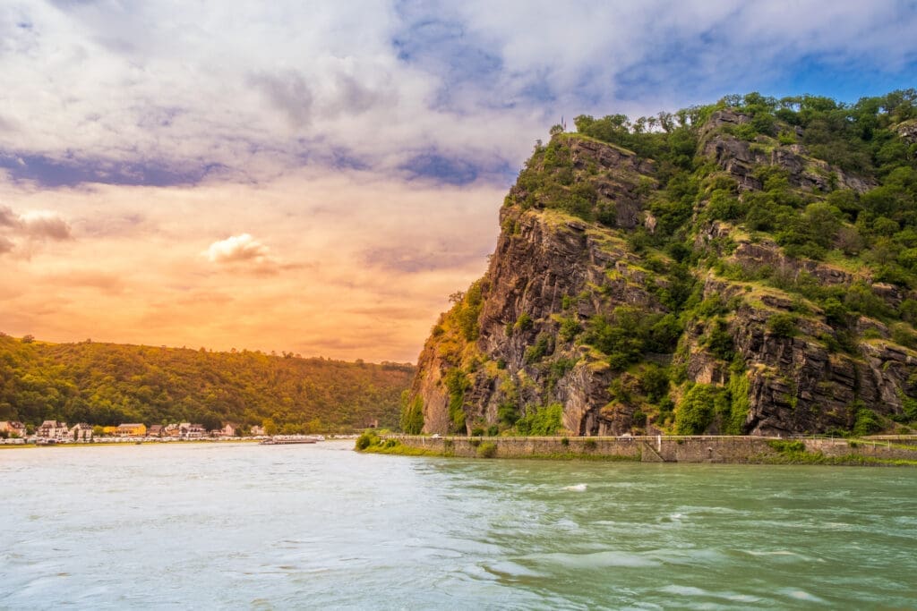 Loreley-Felsen bei Sonnenuntergang - Quelle: iStock Photos