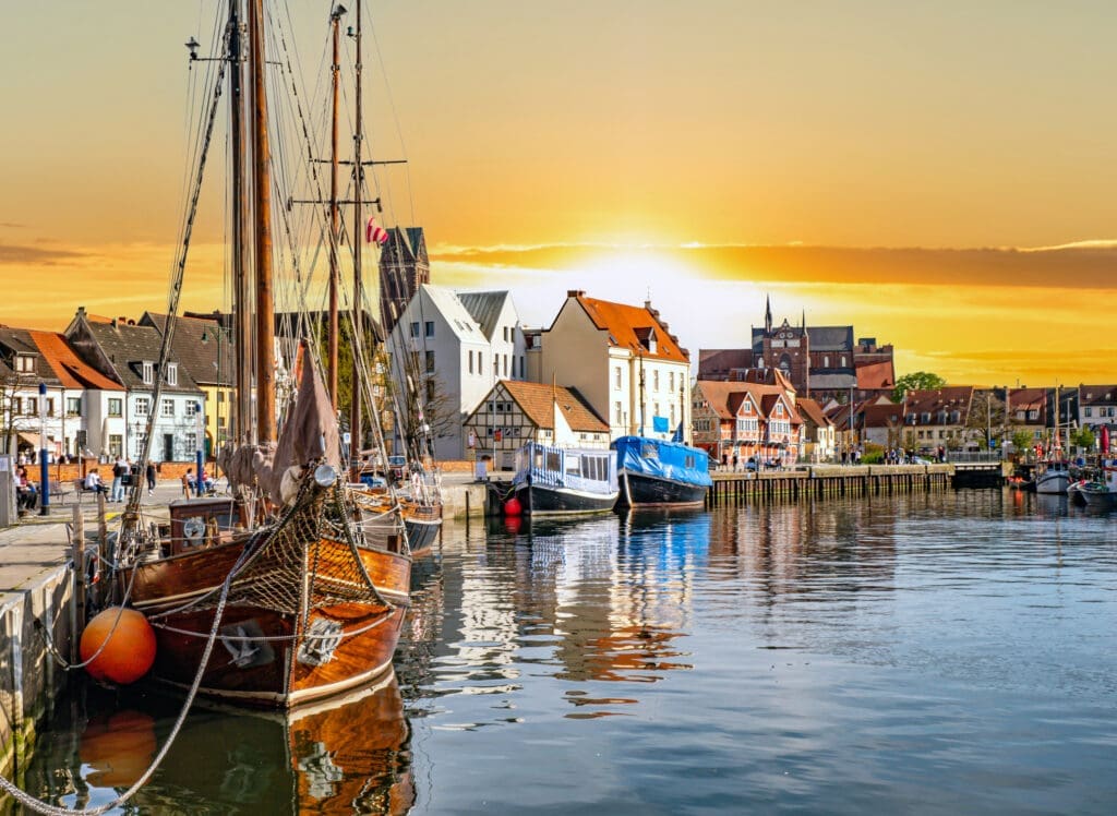 Die Altstadt von Wismar mit dem Hafen bei Sonnenuntergang - Quelle: iStock Photos