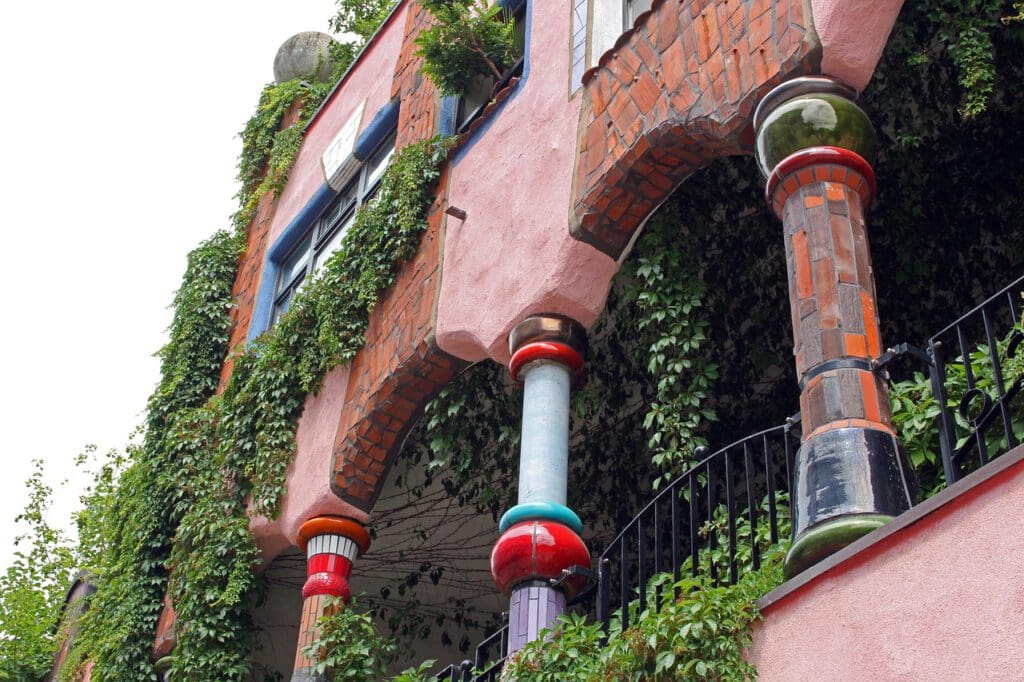 Magdeburg Hundertwasser Haus Säulen - Bild von Kerstin Riemer auf Pixabay