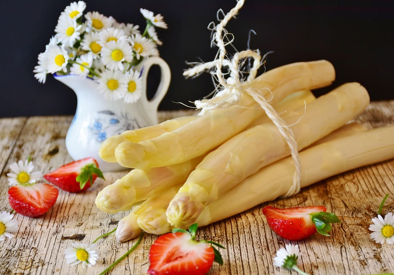 Spargel, Erdbeeren und Gaensebluemchen - Bild von -Rita-👩‍🍳 und 📷 mit ❤ auf Pixabay