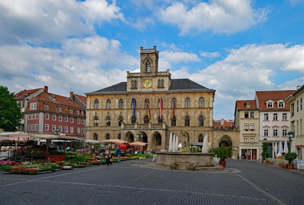 Weimar Rathaus mit Marktplatz - Bild von lapping auf Pixabay